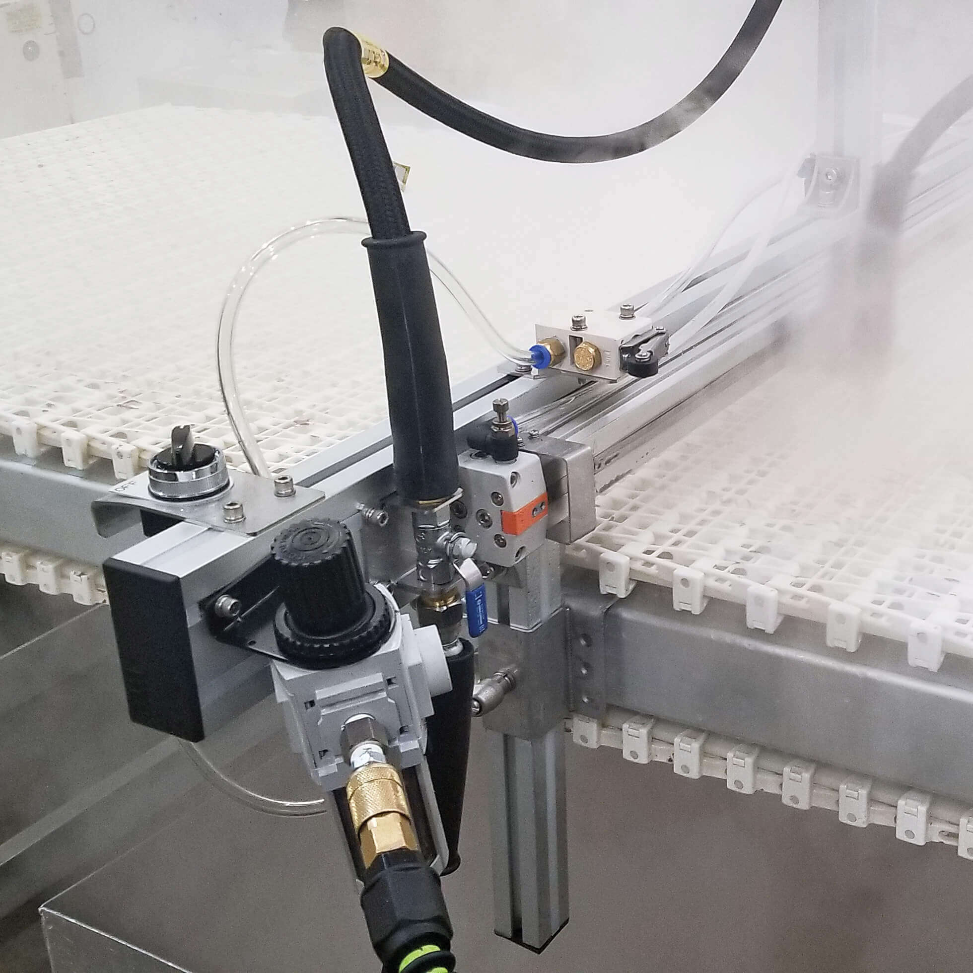 conveyor belt cleaning tool for the Optima steamer in action